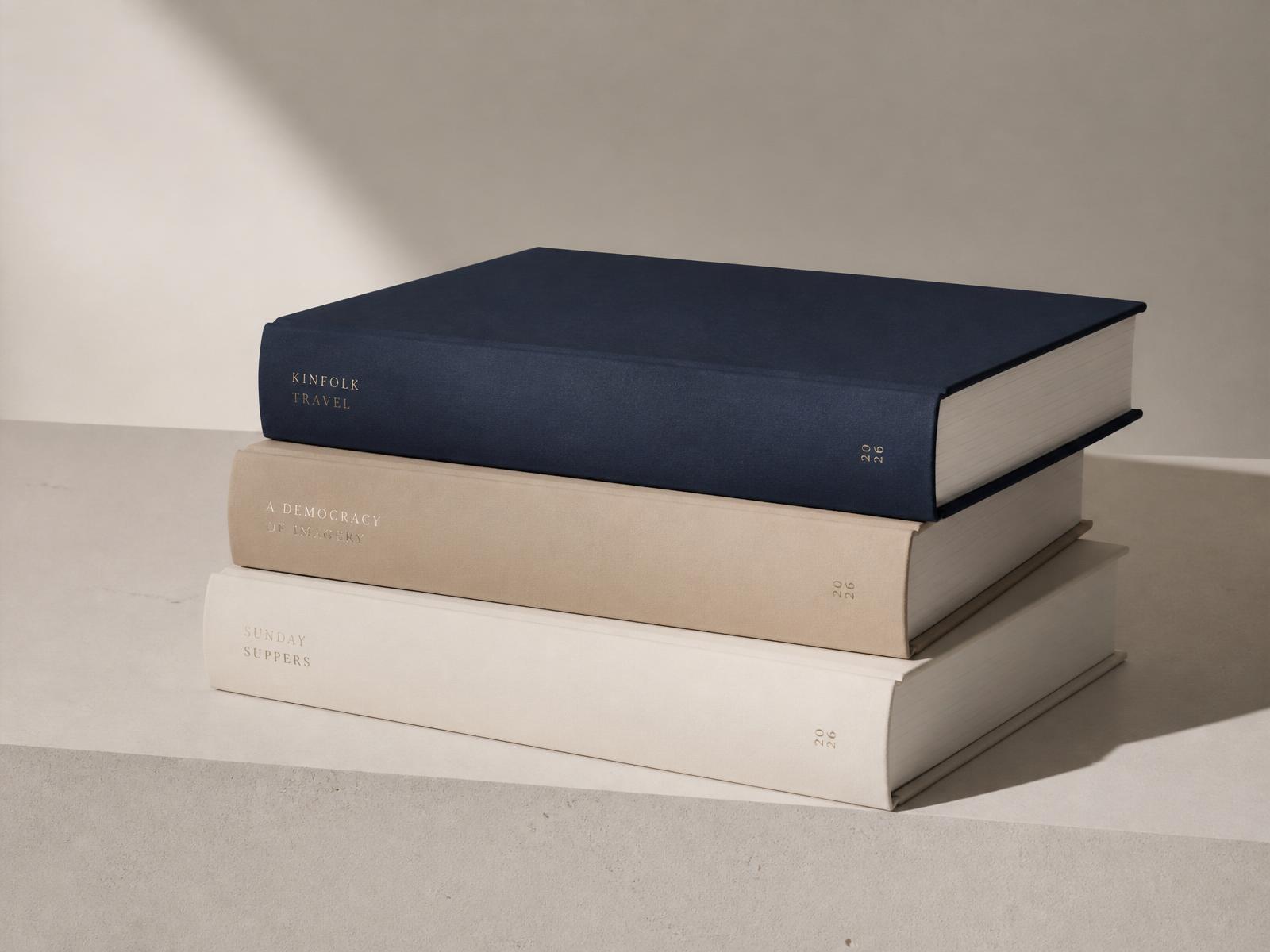 Pile de livres contemporains aux couvertures élégantes